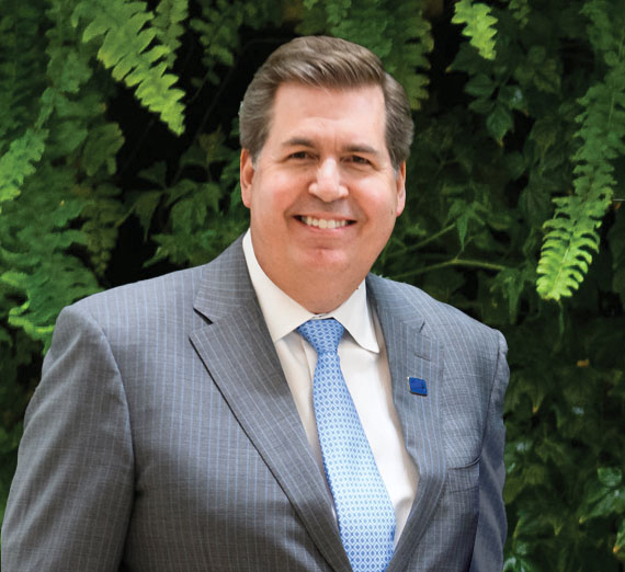 Un escalador del programa de Aprendizaje al Aire Libre Inmersivo de Gonzaga se encuentra en la cima de las Rocas de Sharon.